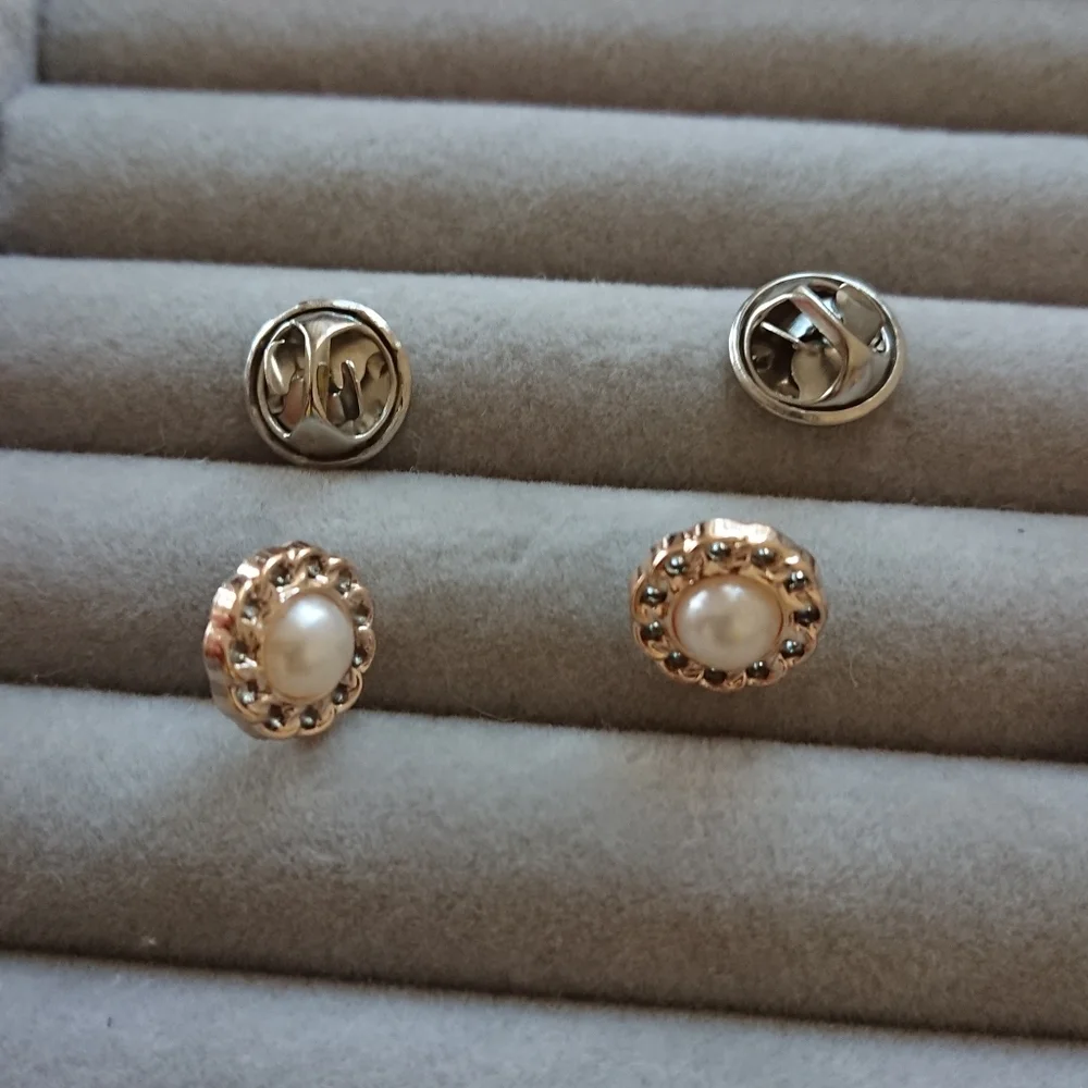 Elegant Gold tone and faux Pearl surrounded by a chain link border brooch/pins